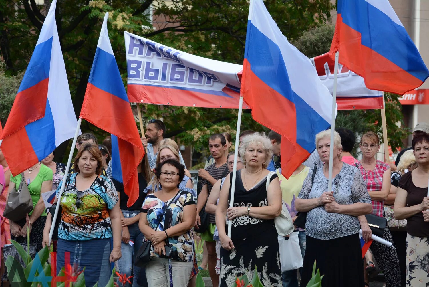 жители донецка луганска. жители россии. жители донецкой области. митинг 30 сентября 2022. люди с флагом новороссии.