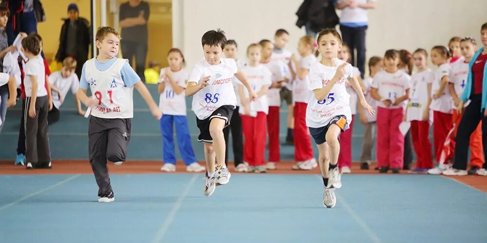 Спортсмены 6 лет. Соревнования в школе. Школьные спортивные соревнования. Школьники на физкультуре. Спортивные мероприятия.