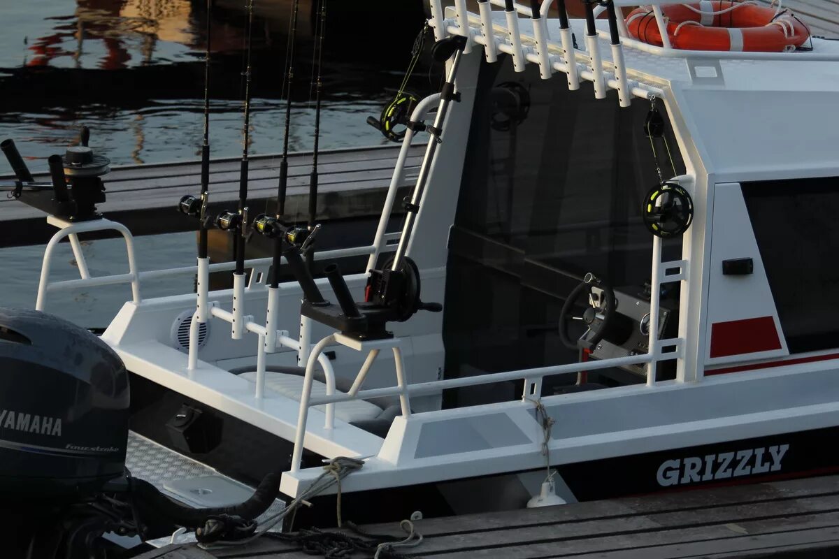 Grizzly cabin. Катер grizzly pro 660 cabin. grizzly 660 pro cabin. grizzly 660 катер. катер grizzly pro cabin 740 jet.