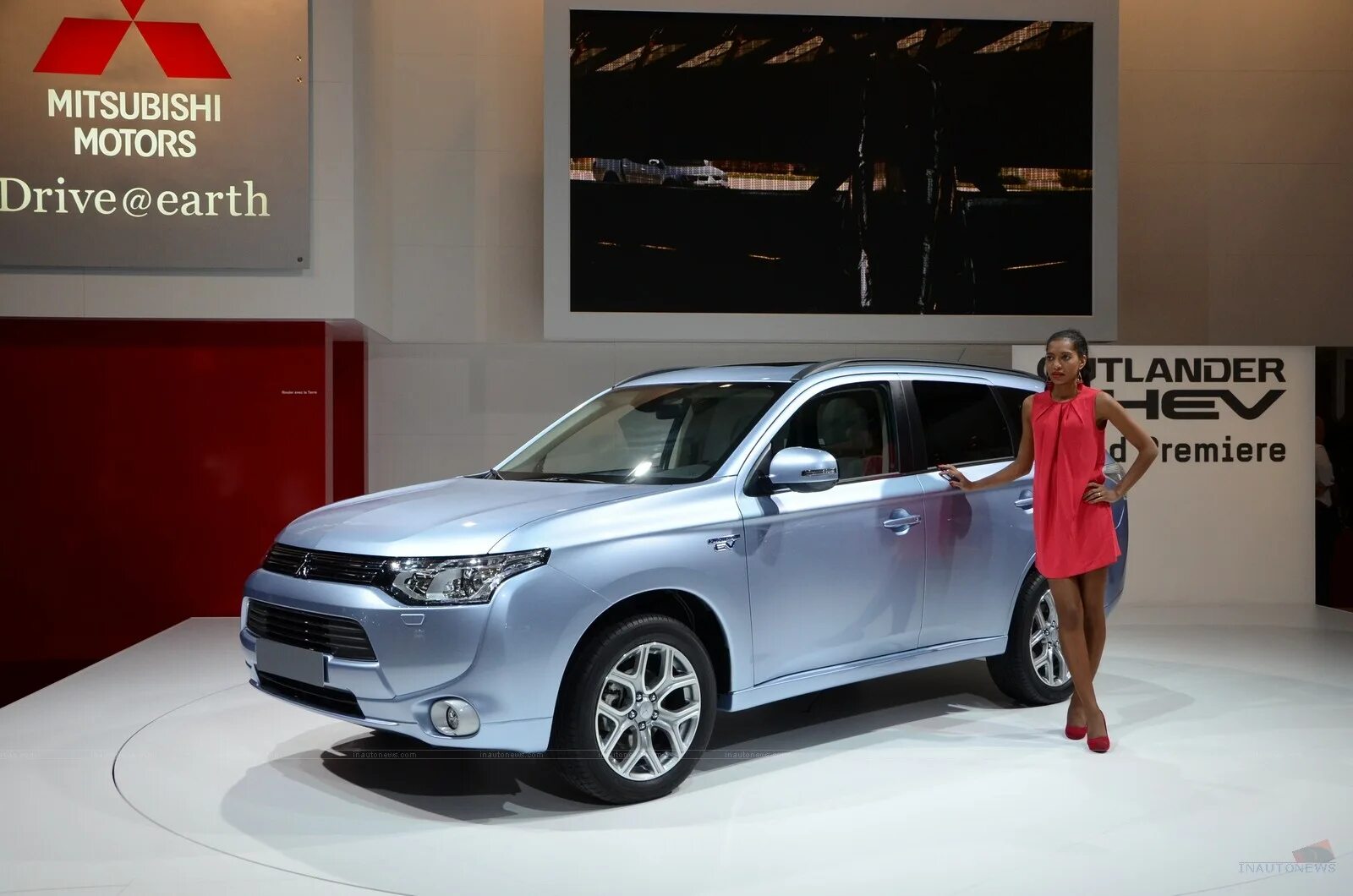 Дилеры мицубиси аутлендер. Mitsubishi Outlander PHEV 2013. Mitsubishi Outlander Hybrid PHEV. Митсубиси Аутлендер гибрид 2018. Mitsubishi Outlander Hybrid 2013.