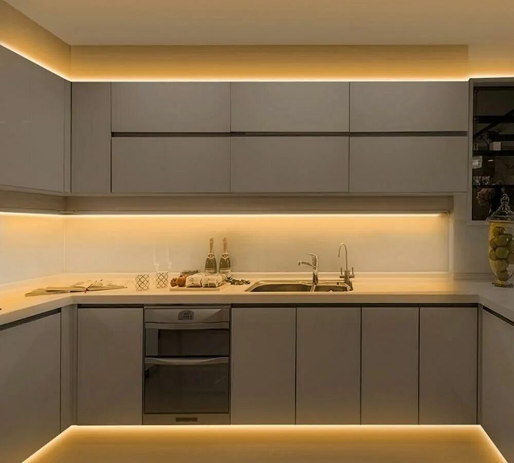 Кухня теплый свет. Подсветка для кухни. Подсветка кухонного гарнитура. Кухонный гарнитур с подсветкой. Светодиодная подсветка для кухни.