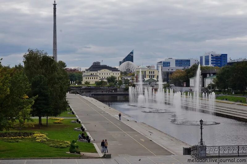 Свердловская область екатеринбург проспект ленина плотинка. Исторический сквер екатеринбурга екатеринбург, проспект ленина. Вечерний екатеринбург плотинка. Плотинка и исторический сквер екатеринбурга. Набережная плотинка екатеринбург.