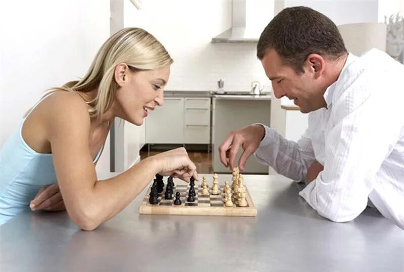 Муж играет. Шахматы мужчина и женщина. Мужчина и женщина играют в шахматы. Мужчина с шахматами. Женщины за игрой в шахматы.
