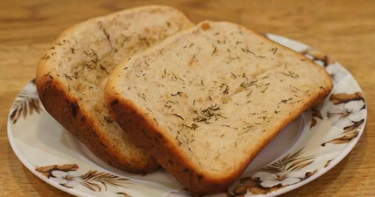 Рецепт хлеб чеснок масло. Хлеб с укропом и чесноком. Чесночный хлеб. Чесночный хлеб в хлебопечке. Хлеб чесночный формовой.