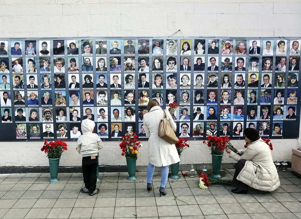 Норд ост вест. 23 Октября 2002 года в театральный центр на Дубровке в Москве. 23 Октября — 26 октября 2002 года — теракт на Дубровке.. Теракт на Дубровке («Норд-ОСТ») (23.10.2002 — 26.10.2002, Россия).