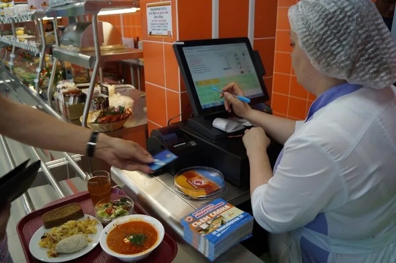 Продавец кассир в столовую. Кассирша в столовой. касса в столовой. раздатчица в столовую. кассир на кассе в столовой.