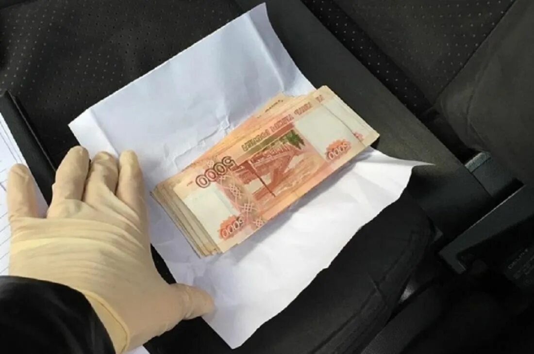 Взятка в особо крупном размере это. Крупный размер взятки. задержание коррупционера с деньгами. особо крупный размер за взятку. взятка в тетради.