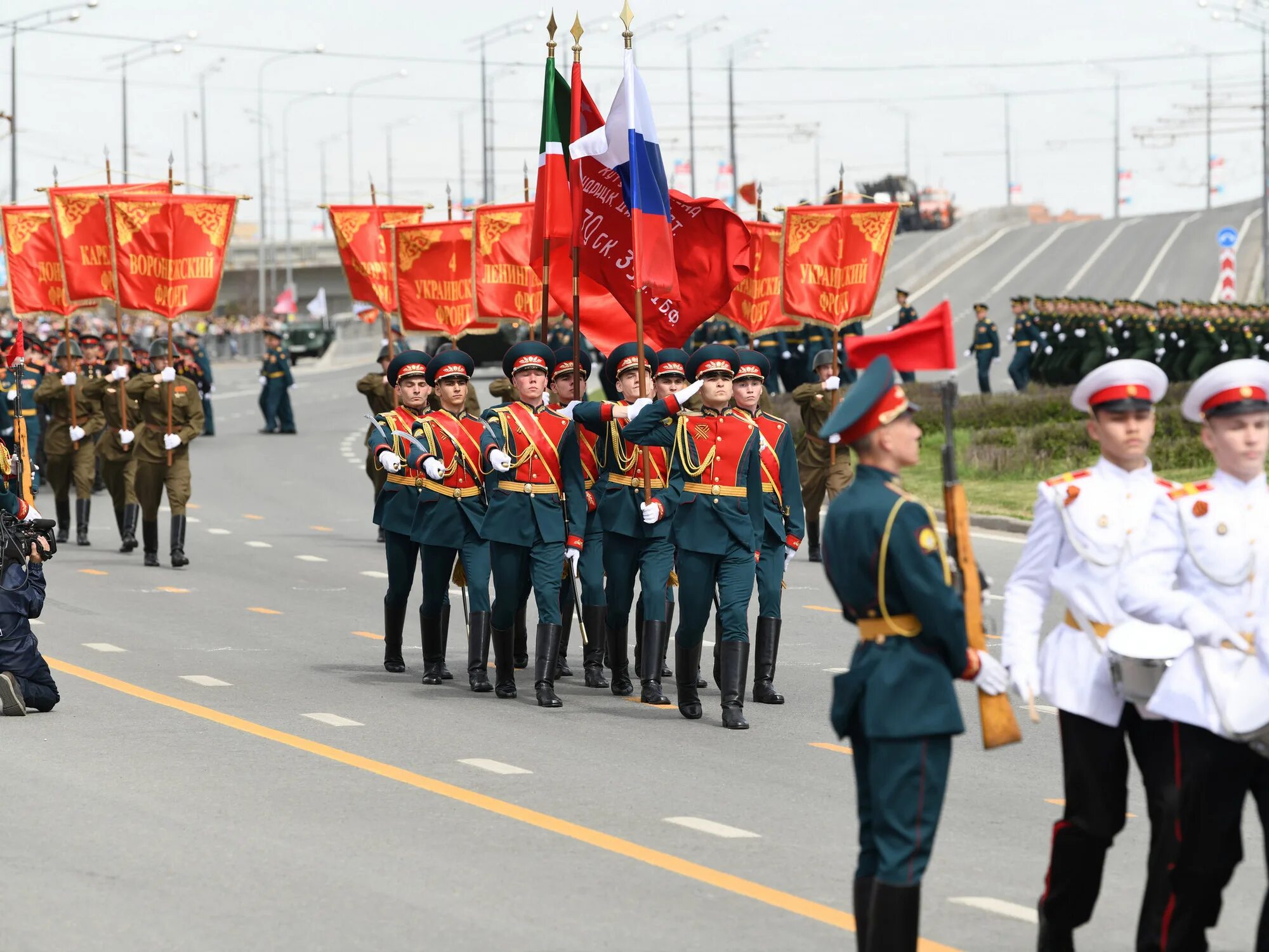 19 мая казань. Площадь тысячелетия Казань парад. Парад 9 мая Казань. Парад Победы Казань 2021. Парад в Казани 2022.