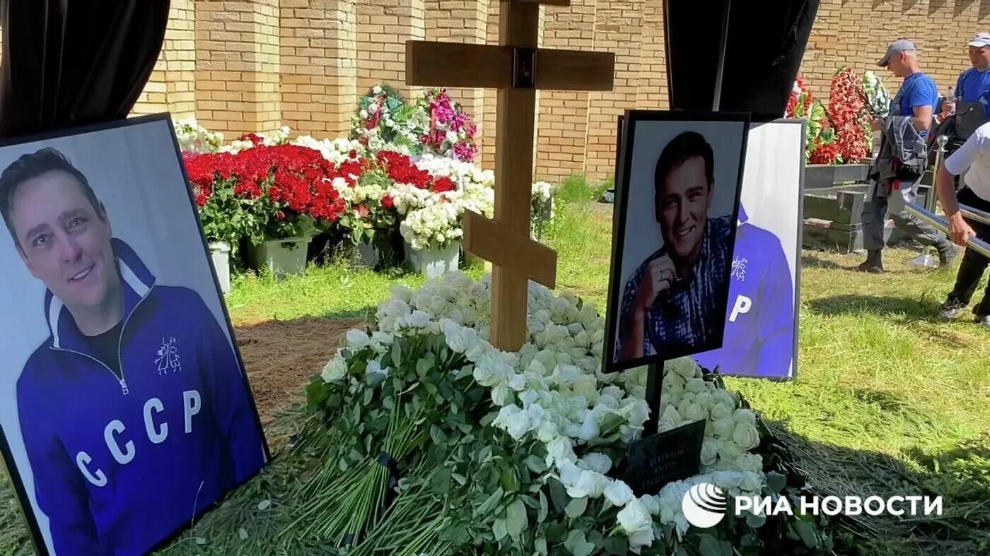 троекуровское кладбище толкунова. кладбище где похоронят шатунова. троекуровское кладбище шатунов могила. троекуровское кладбище юрий шатунов. троекуровское кладбище могила шатунова.