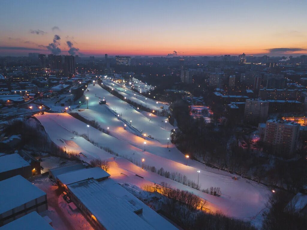 Куркино горнолыжный. Горнолыжный склон Северное Бутово. Горнолыжный склон Куркино. Лыжный склон Северное Бутово. Синяя птица Бутово горнолыжный комплекс.