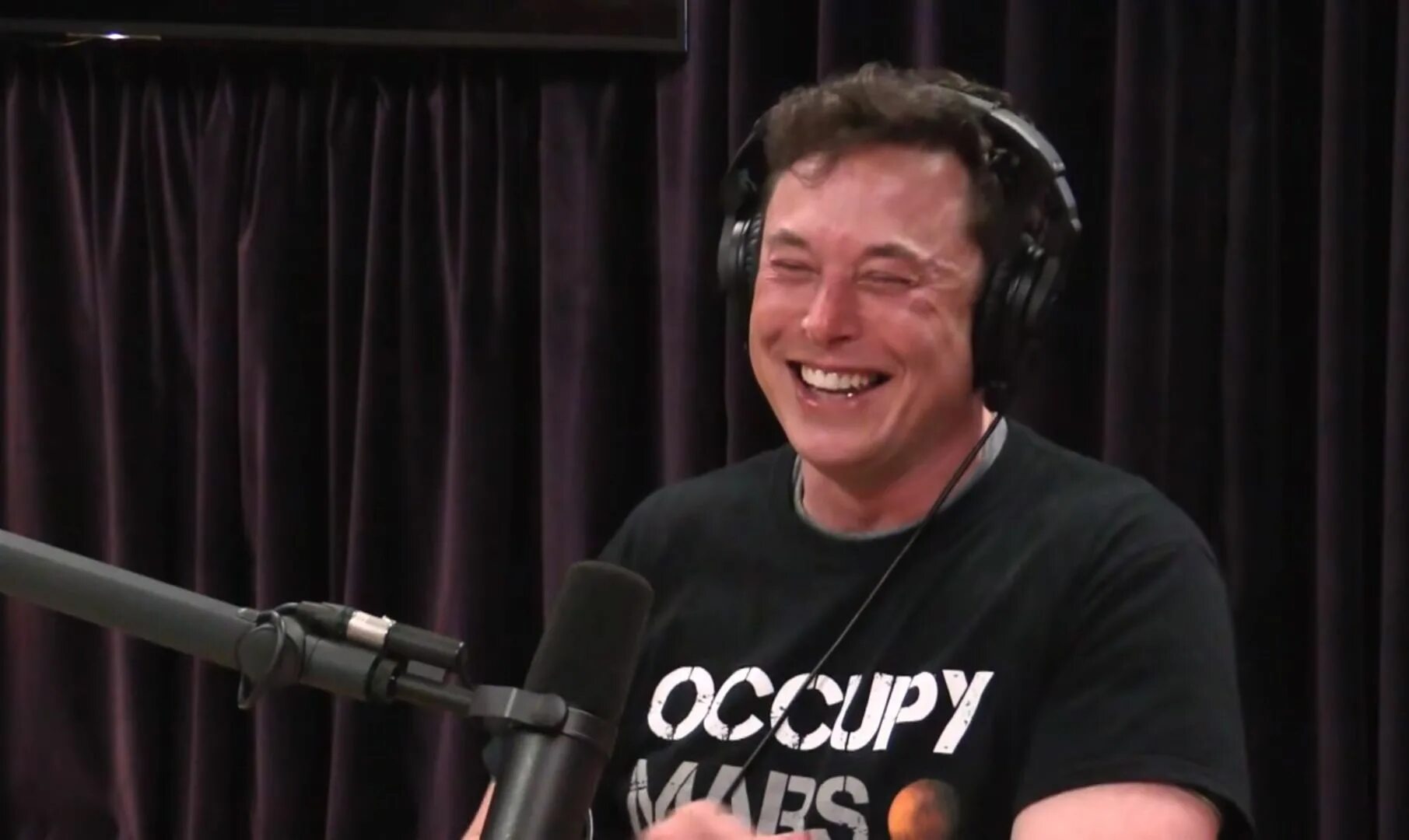 илон маск курит. элон маск курит мем. маск трава. Elon musk курит. илон маск травка.