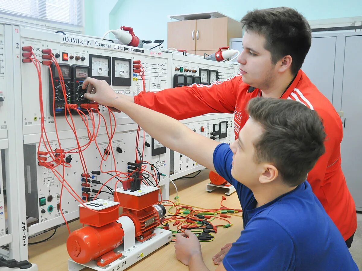 Работа электромеханика. Обслуживание лифтов. Электромонтер сцб метро. Профессии связанные с электромеханикой. Электромеханик владивосток работа.