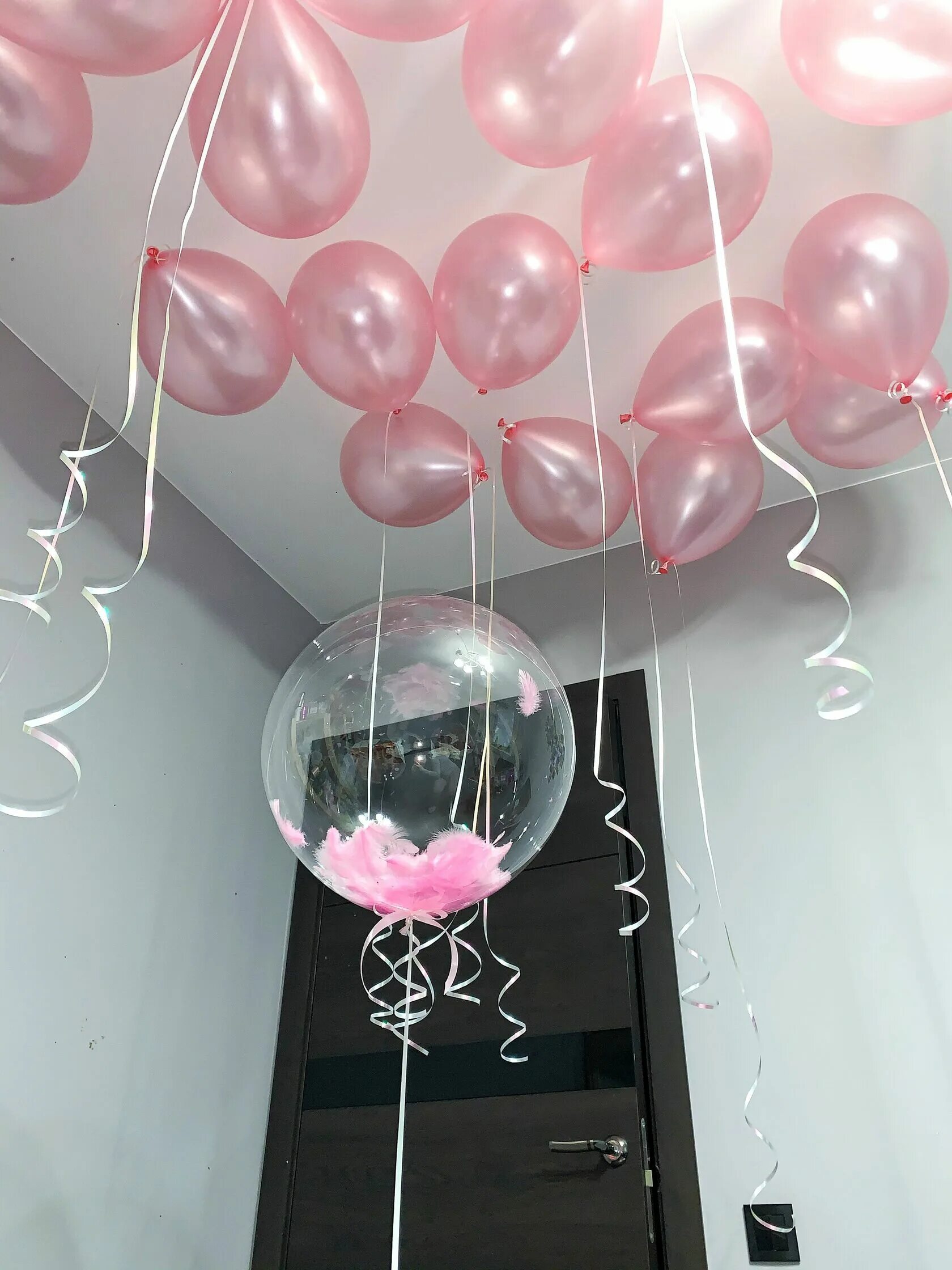 Доставка потолок шар. Шарики на потолке. Гелиевые шары под потолок. Розовые шары под потолок. Шары в потолок для девочки.