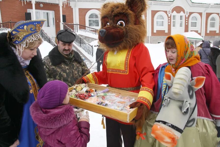 Сценарий масленицы с медведем. Медведь на Масленицу. Ряженые на Масленицу. Масленица празднование с медведем. Масленичные гуляния с медведем.