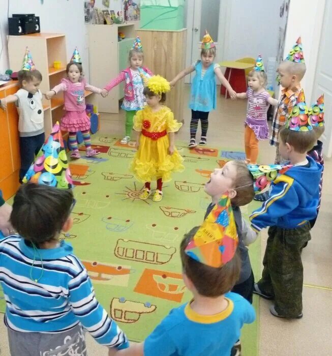 Простой день в садике. Праздник в садике. Праздники в детском саду. Празднование др в детском саду. Празднования дни рождения в садике.