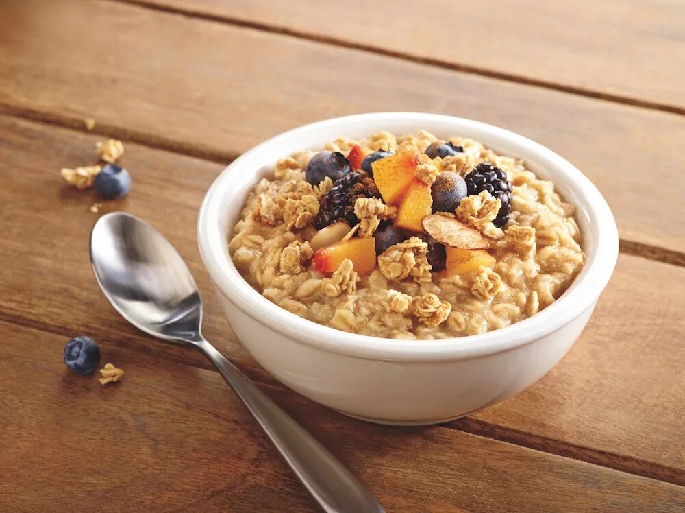 Молочная каша геркулес. Овсянка со сметаной. Каша. Овсянка каша. Геркулесовая каша на молоке с сухофруктами.