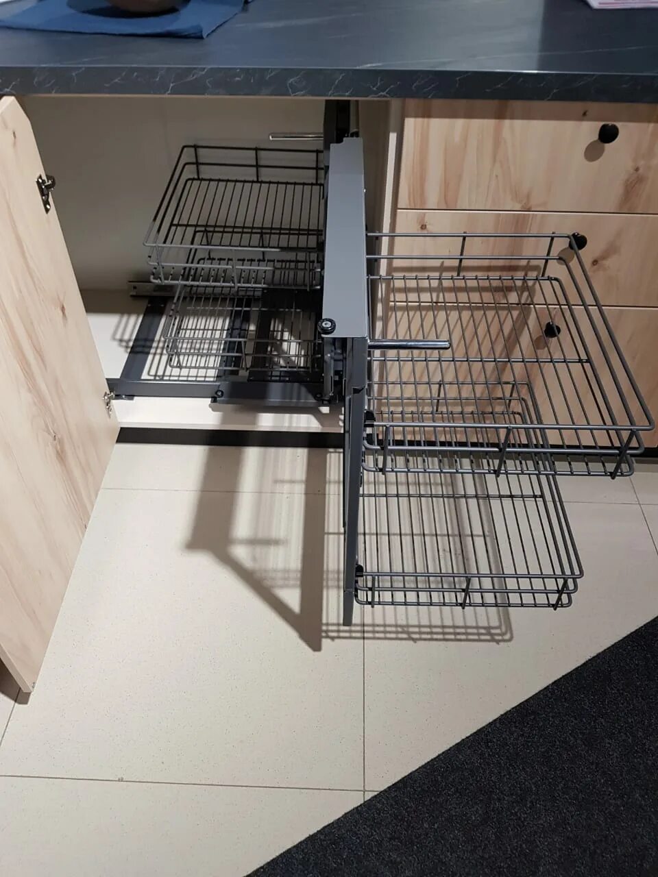 Волшебный уголок hettich для кухни. Волшебный уголок cor flex классик с доводчиком на распашной фасад 600 мм. Угловой выдвижной механизм. Угловая выдвижная система для кухни. Угловой выдвижной механизм.