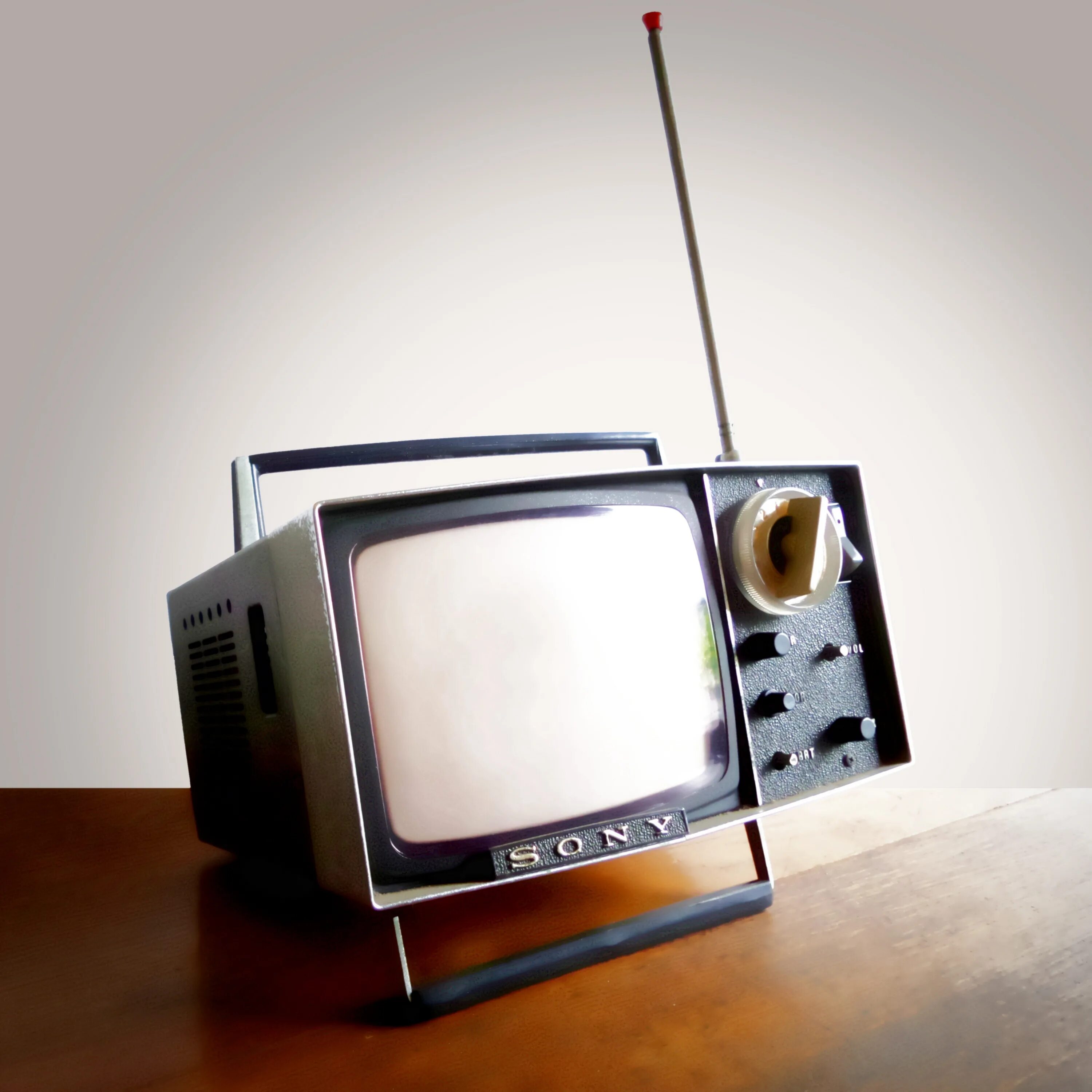 Тв качестве. Маленький телевизор. Старый телевизор. Старый маленький телевизор. Портативный телевизор старый.