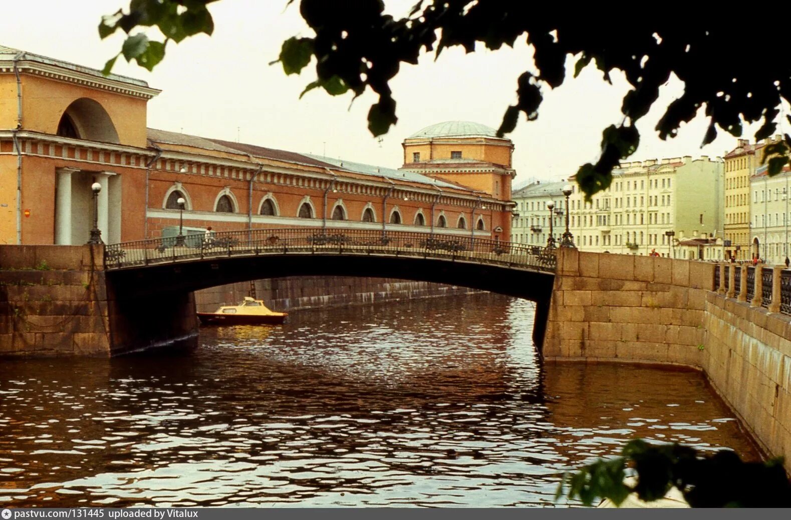 Малый конюшенный мост в санкт-петербурге. Мало конюшенный мост спб. Театральный мост в санкт-петербурге. Мало конюшенный мост. Мало-конюшенный мост в санкт-петербурге.