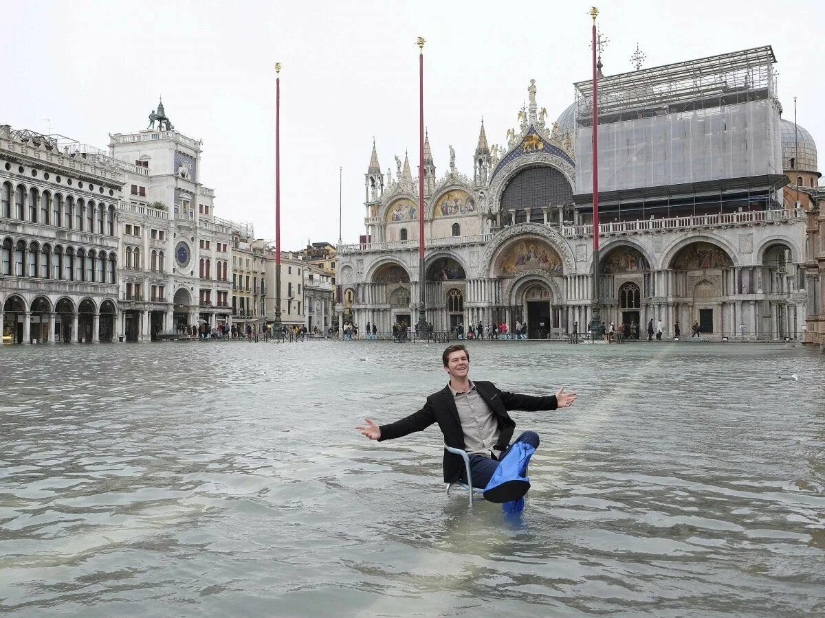 Венеция площадь Сан Марко наводнение. Карнавал на площади Сан Марко Венеция. Площадь Святого марка Венеция подтопление. Площадь Святого марка в Венеции.