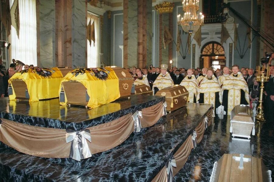 Захоронение останков царской семьи Николая 2. Похороны царской семьи Романовых 1998.