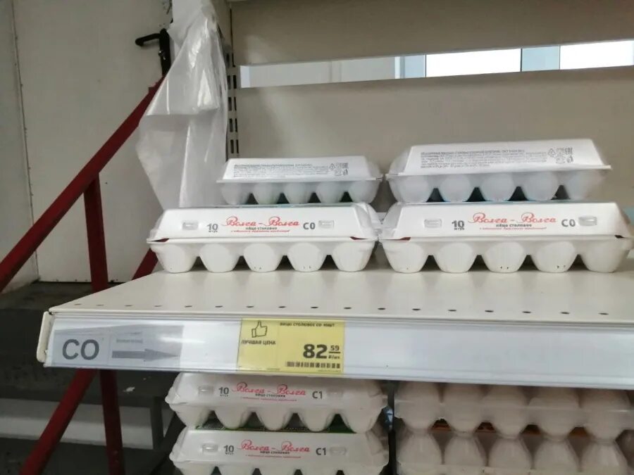 Сколько стоят яйца 10 шт. Белорусские яйца в магните. Белгородские яйца в магните. Яйца в магазине магнит.