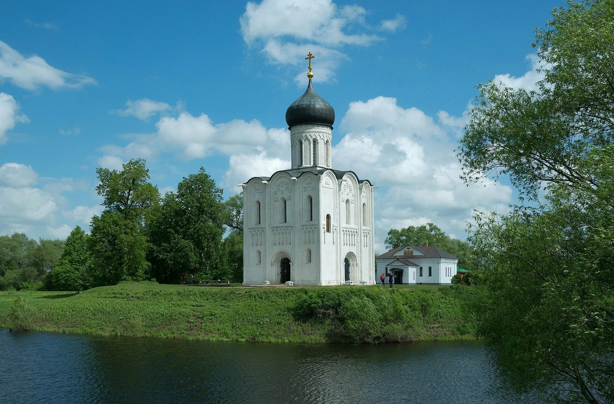 Церковь покрова на нерли какой век. Храм Покрова на Нерли. Покрова на Нерли во Владимире. Храм Покрова Богородицы на реке Нерль.