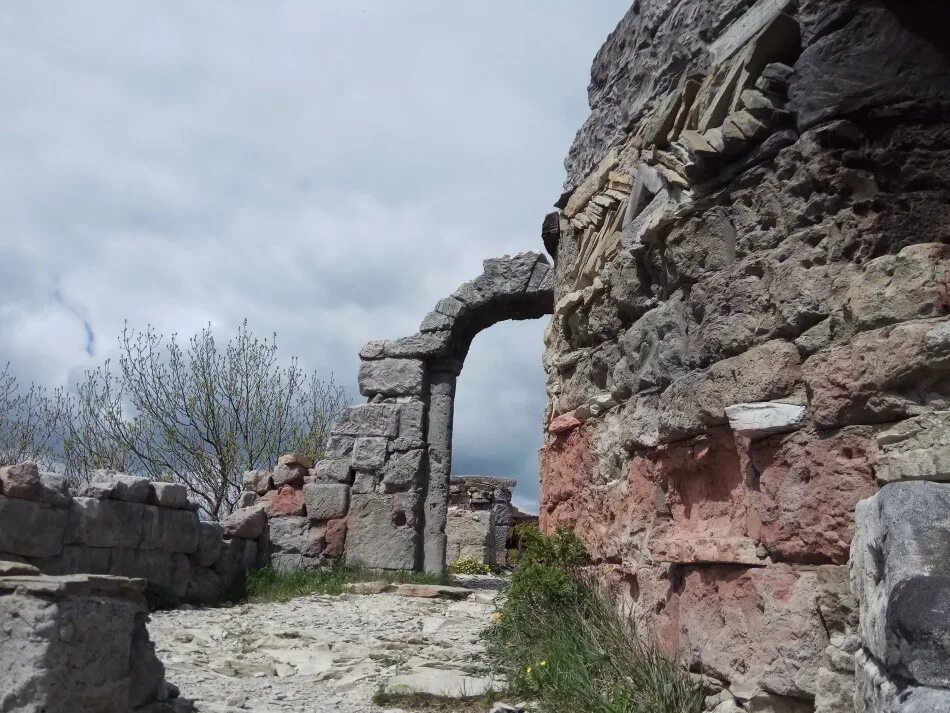 крепость грозовые ворота. грозовые ворота гора кабардинка. грозовые ворота геленджик экскурсия медведь. грозовые ворота как добраться. место грозовые ворота геленджик.