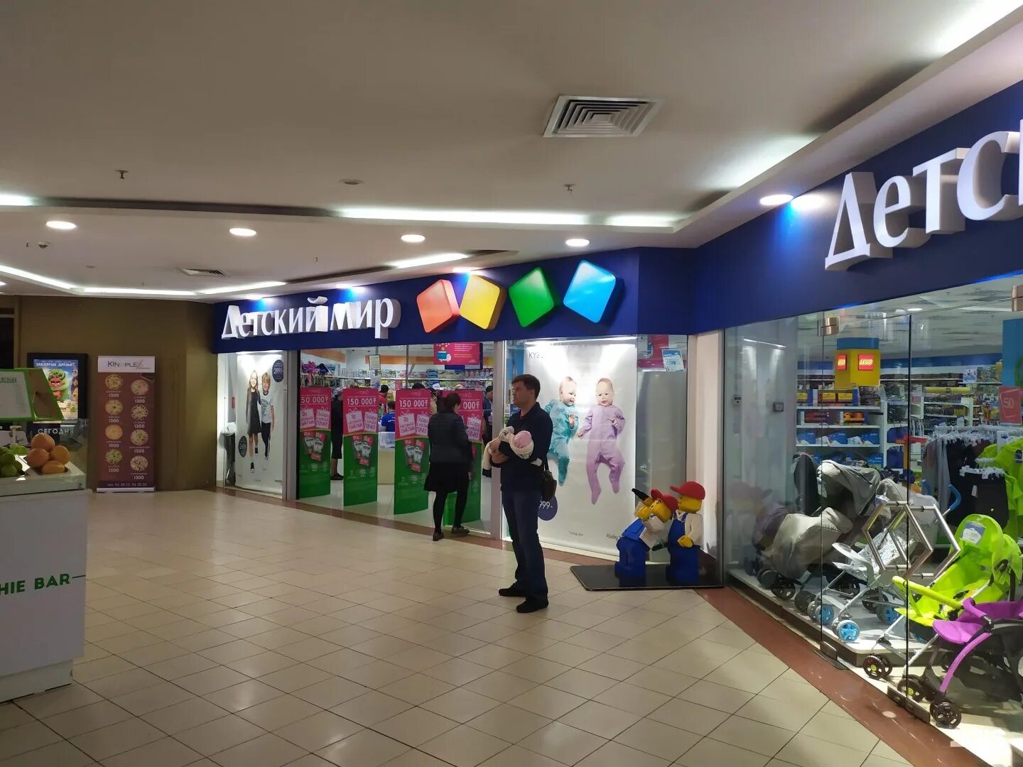 детских магазинов казахстан. детских магазинов казахстан. астана улица бейбитшилик 25 отбасы банк. магазин игрушек. витрина детского магазина игрушек.