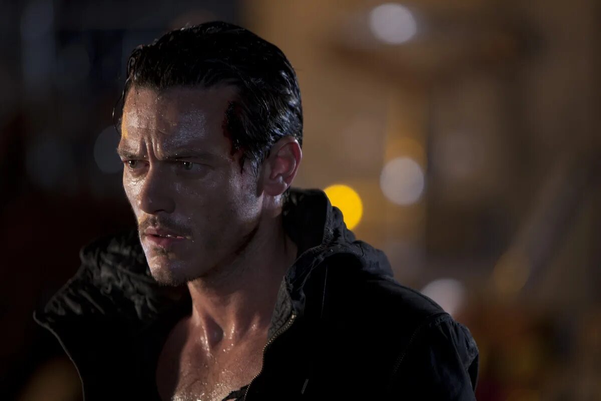 грустный парень. люк эванс никто. люк эванс никто не выжил 2. никто не выжил фильм 2012. никто не выжил фильм 2021.