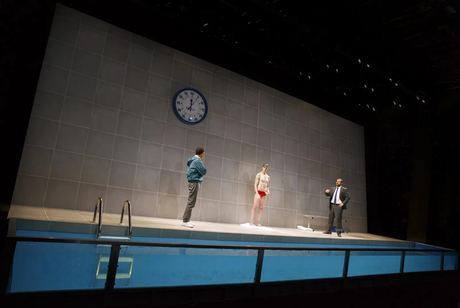 макао шоу танцующей воды. сцена бассейн. сцена в бассейне. амфитеатр далхалле в швеции. Youth молодость паоло соррентино 2015.