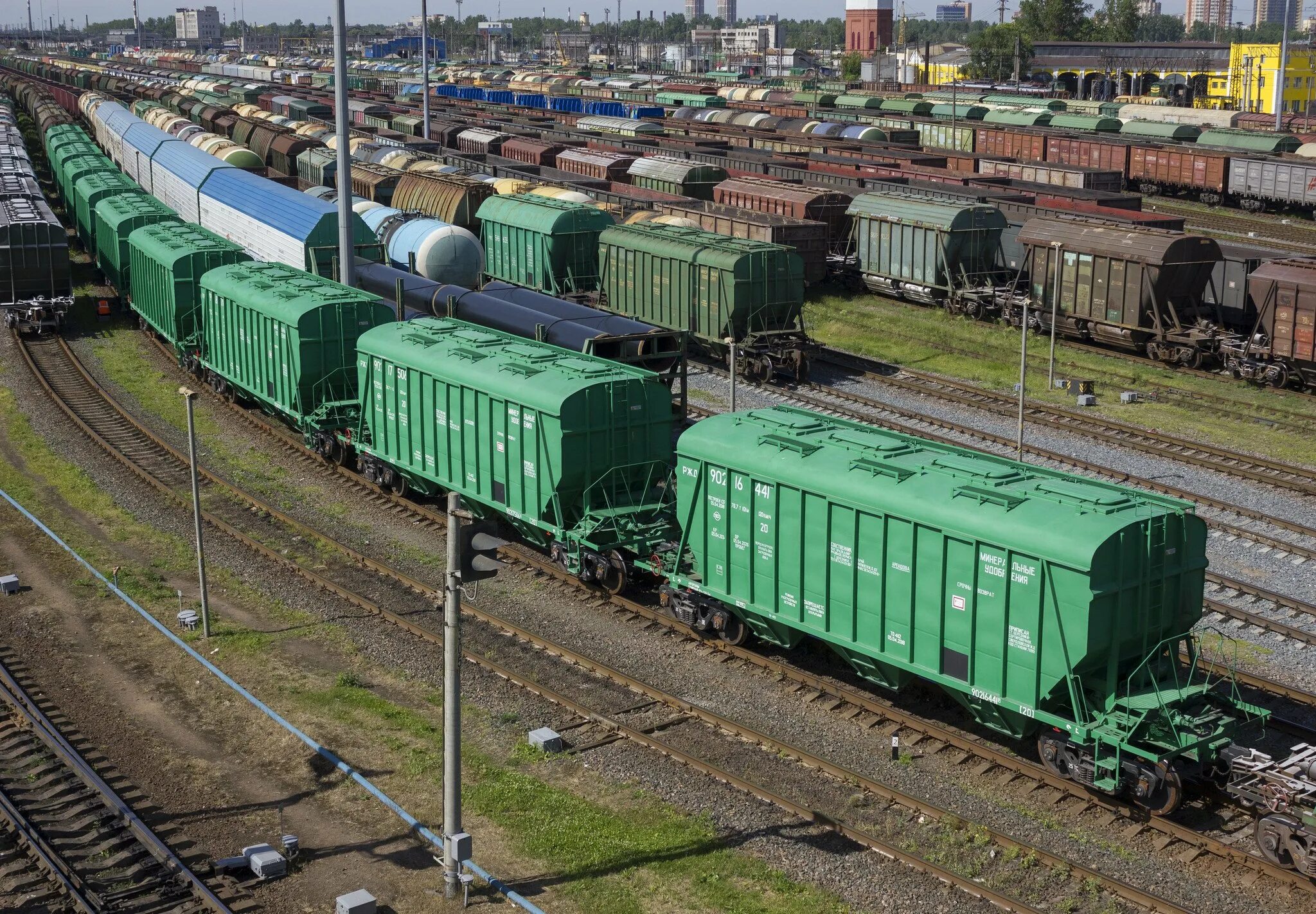 Железнодорожные вагоны полувагоны. Поезд товарный полувагоны. Полувагон грузового поезда. Грузовые вагоны полувагоны. Большой железнодорожный вагон