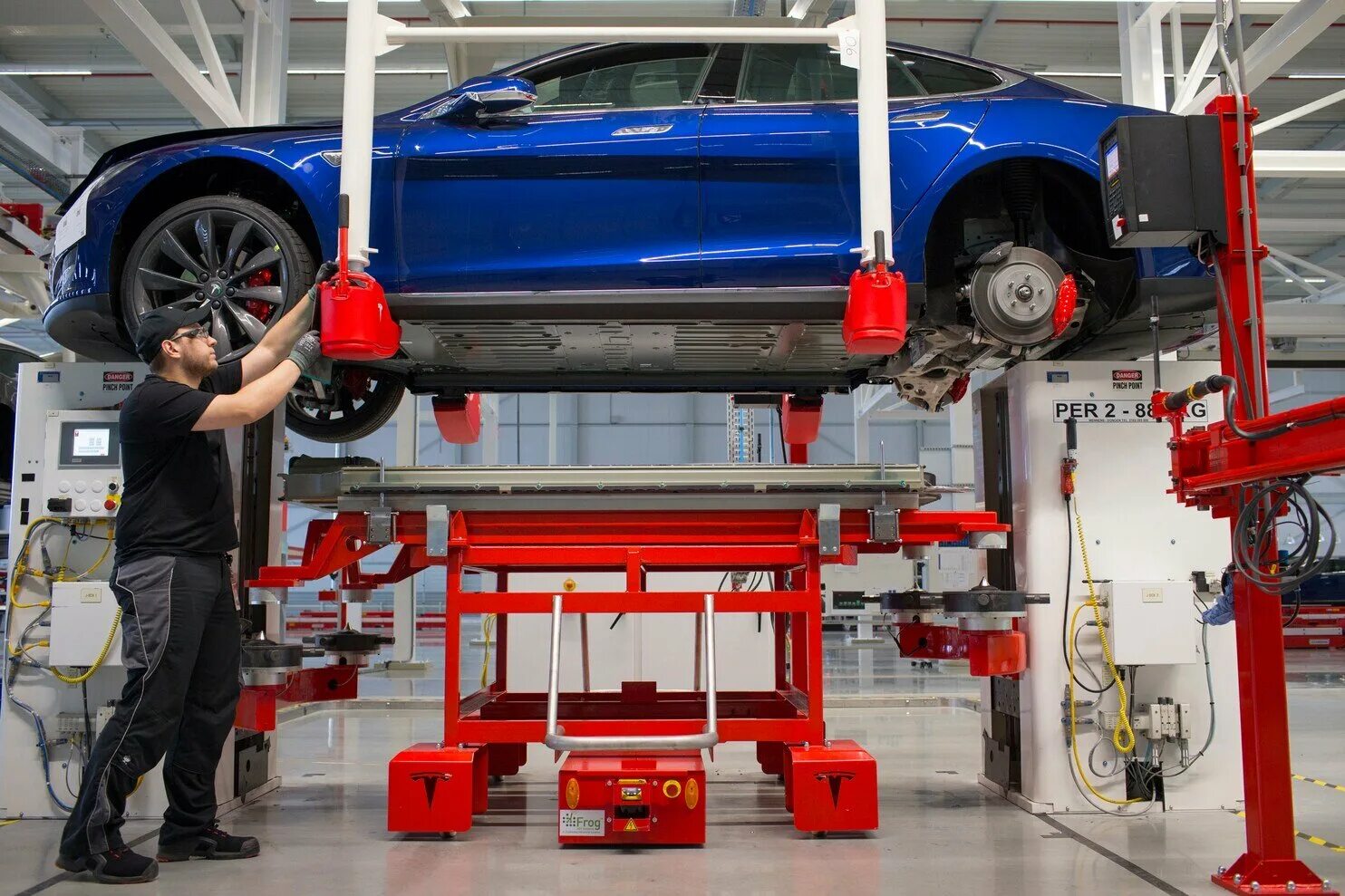 Обслуживание теслы. Техобслуживание электромобиля. Завод тесла машины. Техобслуживание тесла. Электромобиль сервис.