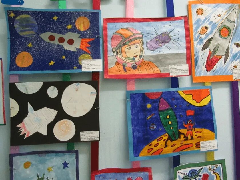 Выставка рисунков ко дню космонавтики название. Выставка детских рисунков космос. Выставка детского рисунка космос. Рисование космос на выставку. Выставка ко Дню космонавтики.