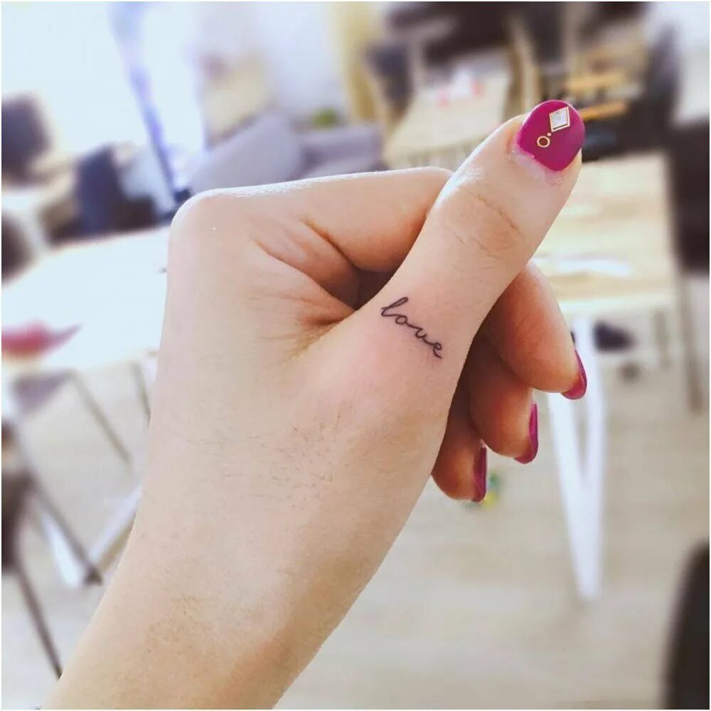 Хейли бибер тату на пальцах. Тату на пальцах. Тату большой палец девушка. Тату возле большого пальца на руке. Тату на пальцах.