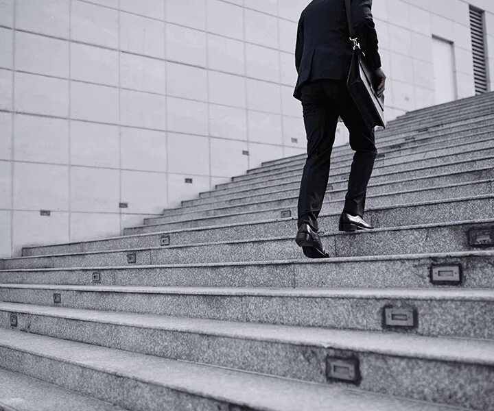 Карьерный рост. Отгадки на первую ступеньку встал парень молодой. Стремление вверх. На первую ступеньку встал парень молодой. Человек на лестнице.