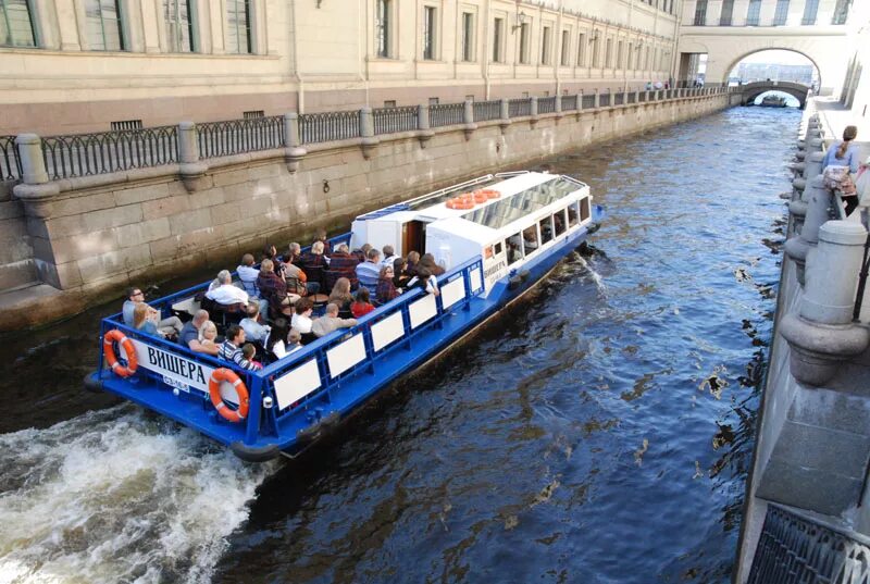 речной трамвайчик строгино. парк горького москва речные трамвайчики. теплоход череповец прогулка. речные прогулки по неве в санкт-петербурге. трамвайчик рэдиссон на москва реке.