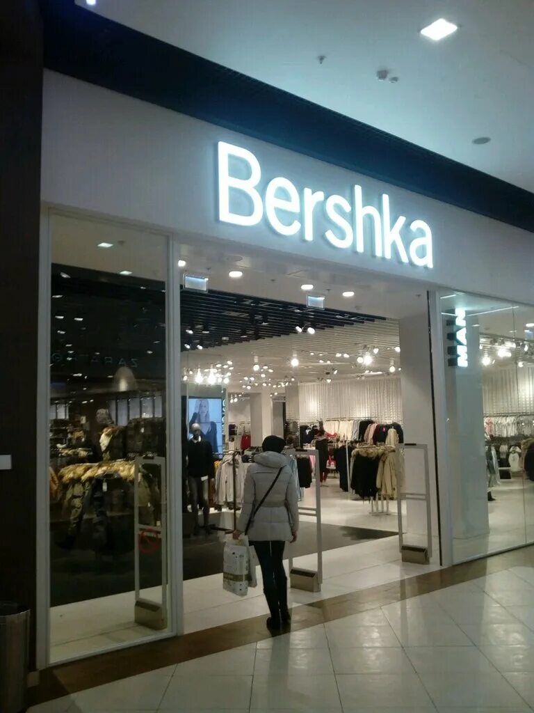 Bershka москва. Бершка Челябинск. Бершка Сургут Аура. Бершка Саратов Триумф. Магазин Bershka.