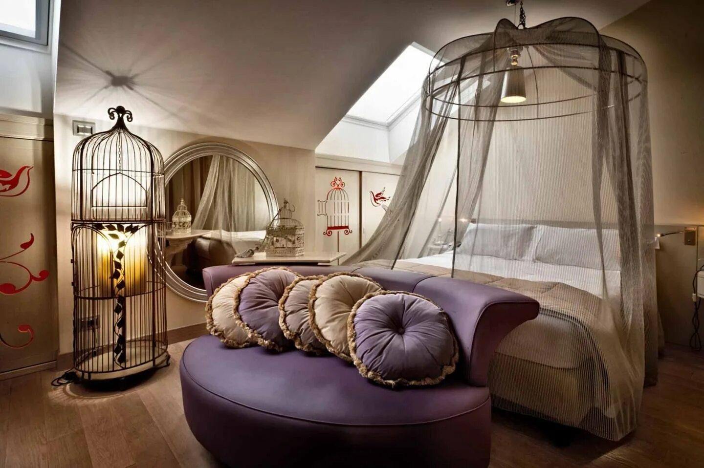 Нестандартные кровати. Круглая кровать с балдахином. Необычные спальни. Комната с балдахином. Спальня с балдахином.