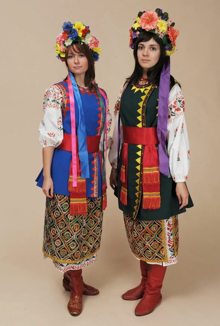 Украинская одежда 6. Украинский костюм женский. Украинский народный костюм женский. Национальный костюм украинцев женский. Украинский национальный костюм женс.