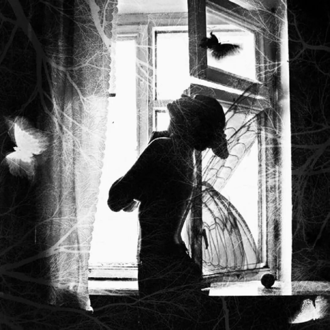 В городе ни души. Это одиночество. одинокая девушка у окна. одиночество души. человек за окном.