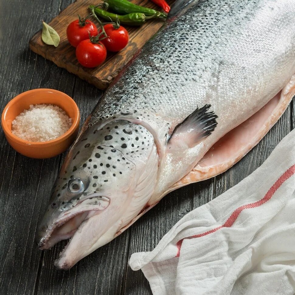 Филе семги на коже. Fish salmon форель. Виды семги. Можно есть сырую форель. Атлантический сибас.