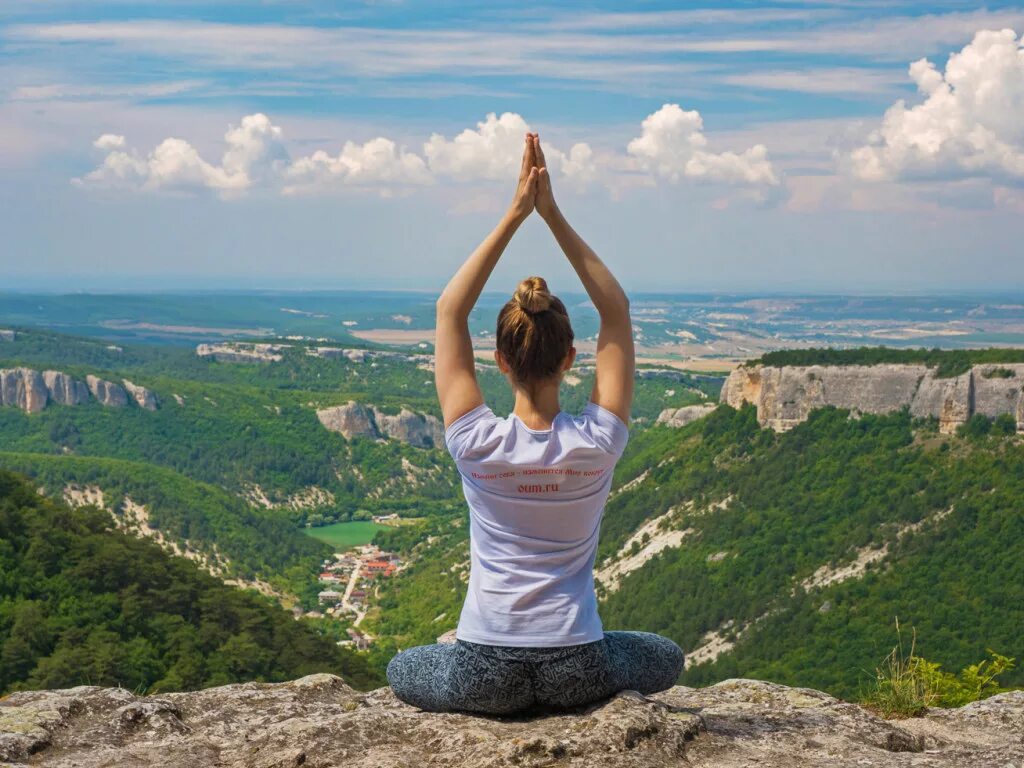 Йога тур. Йога в горах Крым. Место силы медитация. Йога море горы.