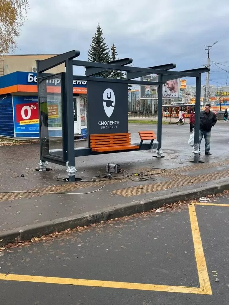 Смоленск возвращен. Остановка с павильоном. Новые остановки в Смоленске. Рыленкова новые остановки. Павильон на ул. Куйбышева.