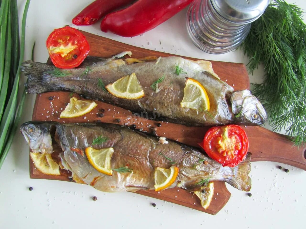 Как вкусно запечь форель целиком в духовке. Форель в духовке. форель в духовке целиком. форель запеченная целиком. форель запеченная в духовке целиком.