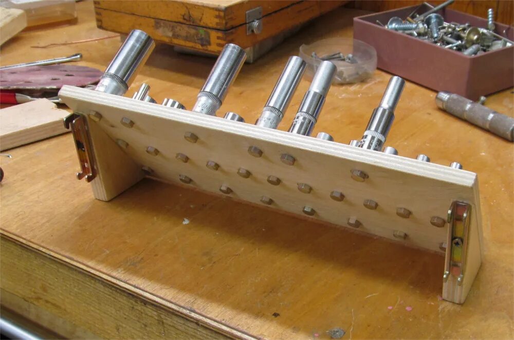 Держатель головки инструмента. Металлическая планка для головок 1/2 на 11шт дело техники 976211. Головка крепеж. Винт без сверления. Головка с держателем гайки.