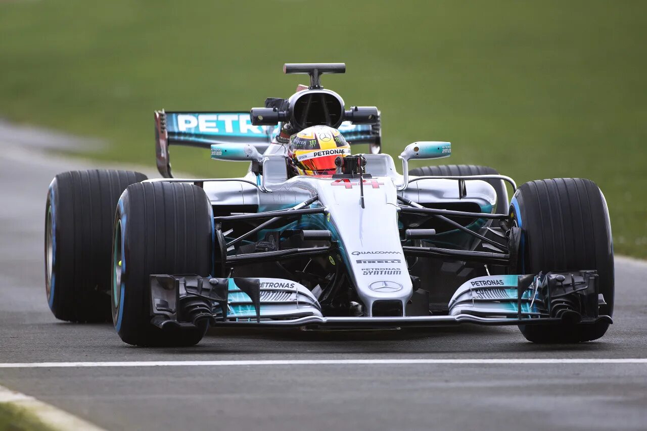 1 2017 года. Mercedes w08 - Льюис Хэмилтон (2017). Mercedes AMG w08 2017 f1. Болид f1 Mercedes. Mercedes AMG f1 w08 EQ Power+.