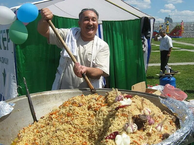 Сделай на узбекском. Плов в казане. Узбекский плов Навруз байрам. Плов в казане в Узбекистане. Узбек с пловом.