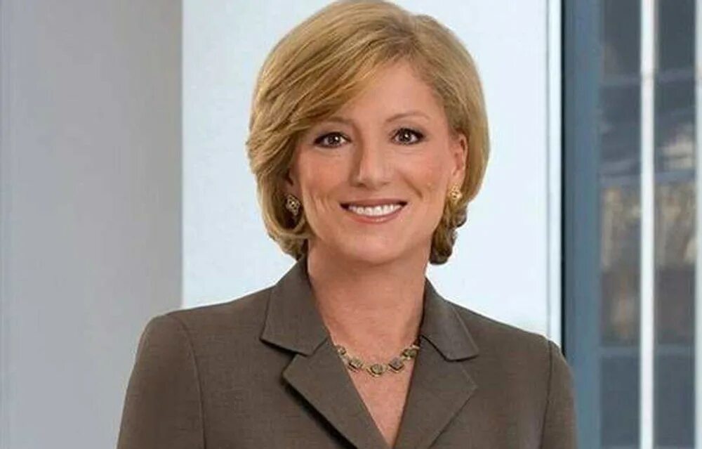 She is the ceo. Кэти вуд. Эбигейл джонсон предприниматель. Элизабет холмс фото. Who is the ceo of linkedin.