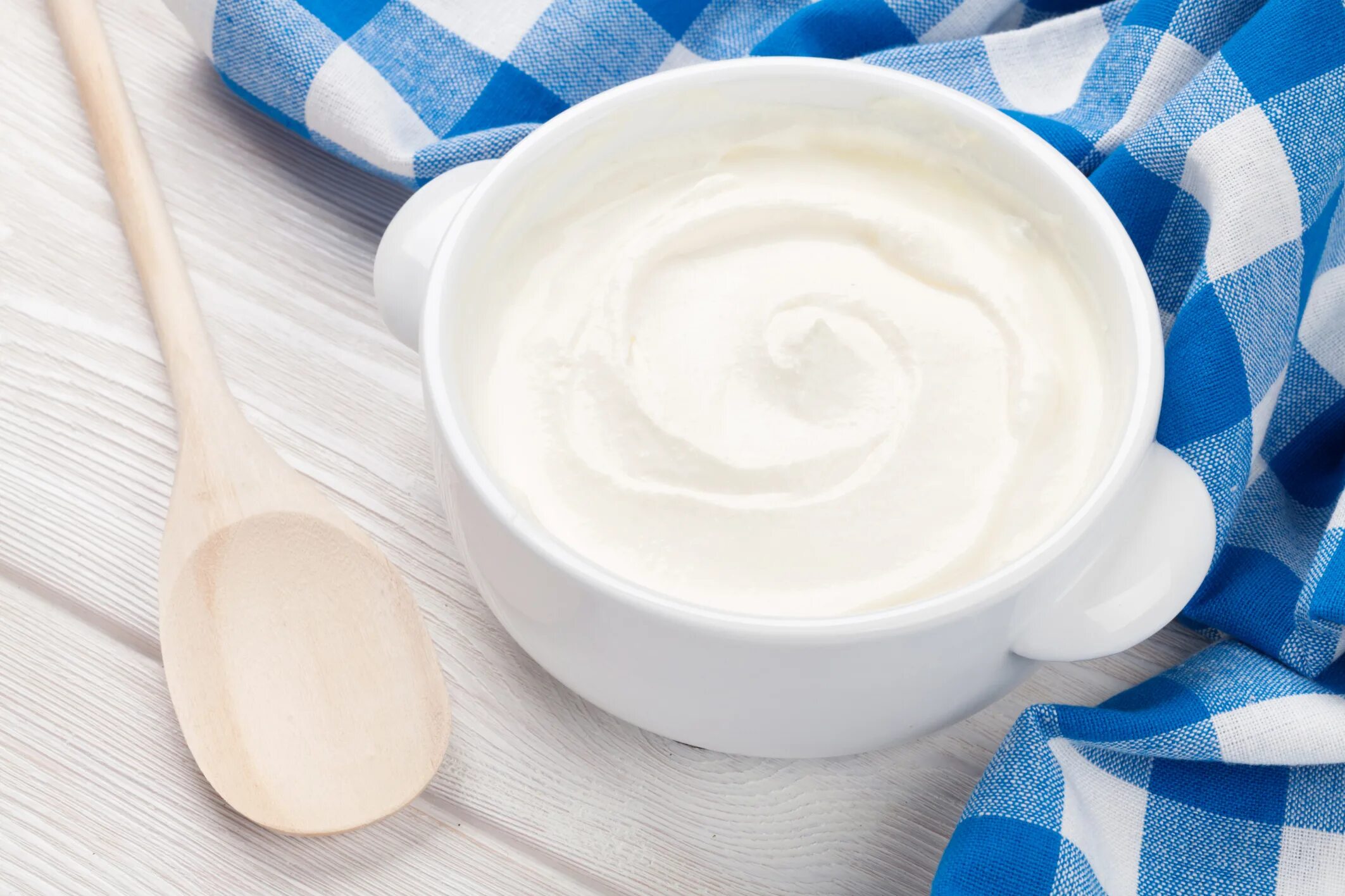 Польза греческого йогурта. Греческий мацун мацони йогурт. Натуральный йогурт в тарелке. Густая сметана. Сметана в миске.